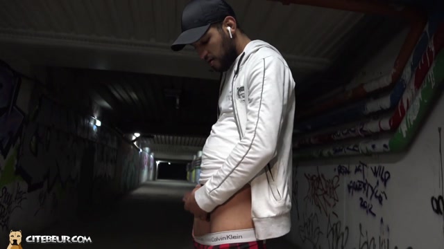 arab stud jacks his dick in garage