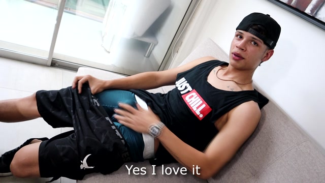18-Year-Old Colombian Twink Beats Off After Gym