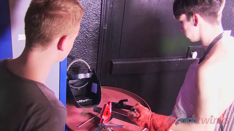 french twinks fuck in a workshop