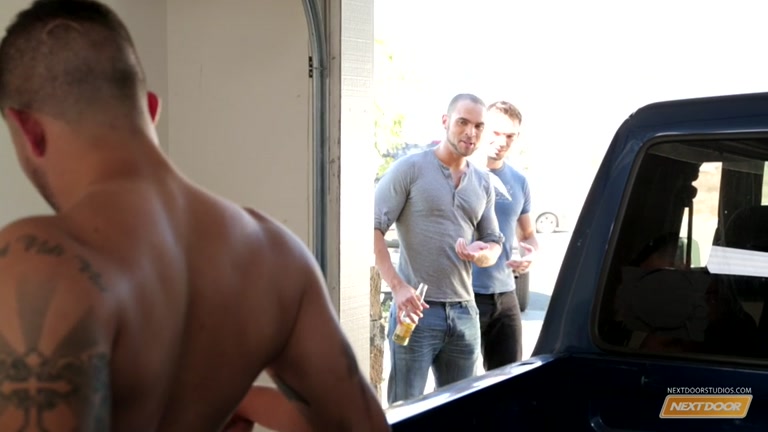 4 hunks fucking in the back of a pick-up