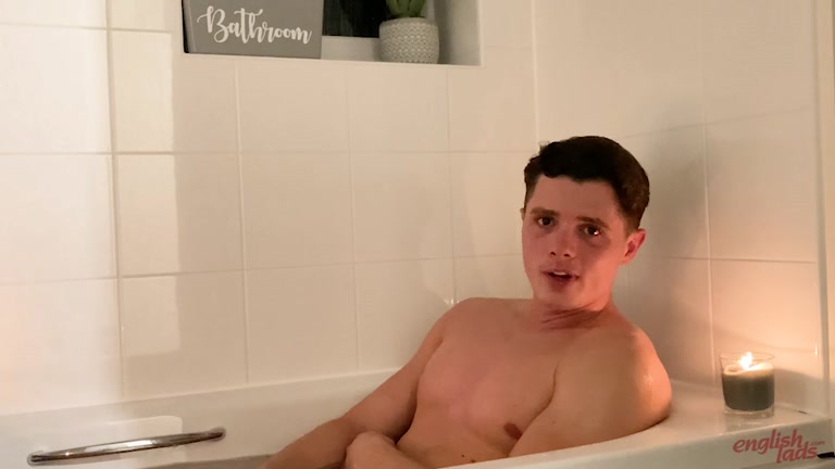 english guy shares his bath time wank