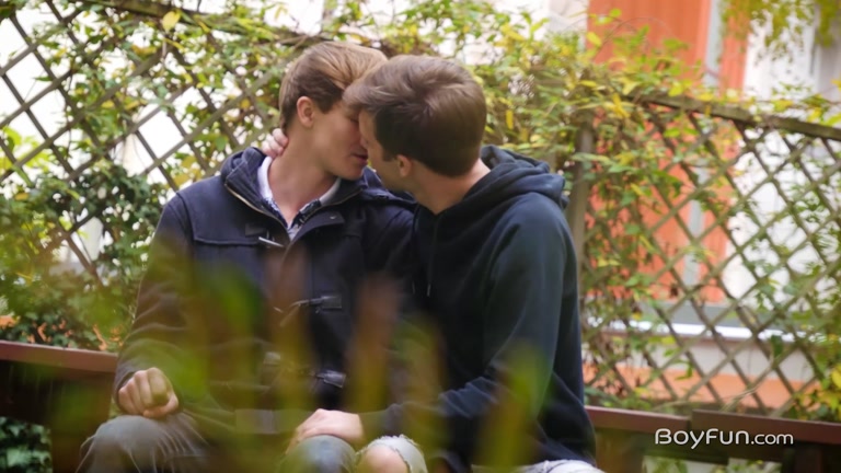 Blond Twinks Kiss in Backyard then Suck & Fuck in Bedroom