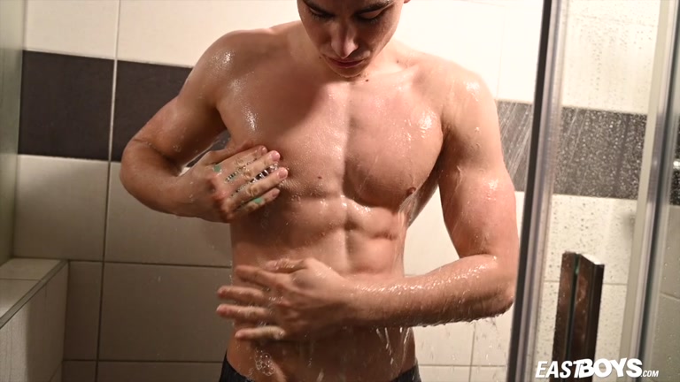 Muscled Stud Flexes & Lathers Up in Shower