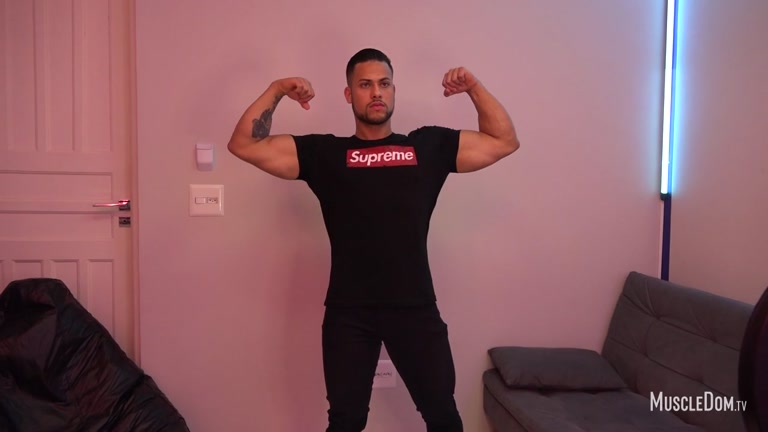 muscle man Thiago flexing