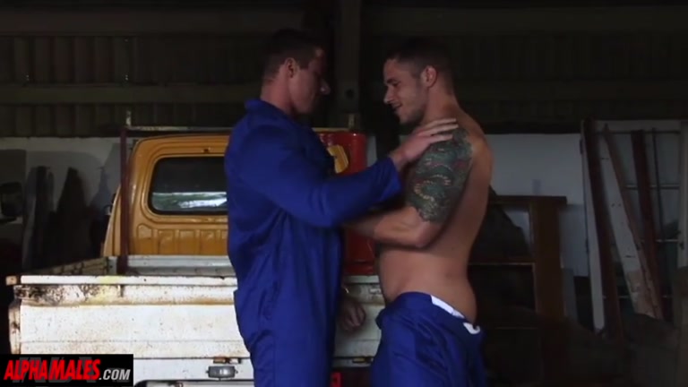 versatile muscle mechanics fuck each other in garage