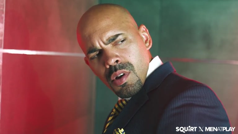 Bearded Man Uses App to Find Washroom Cock to Suck