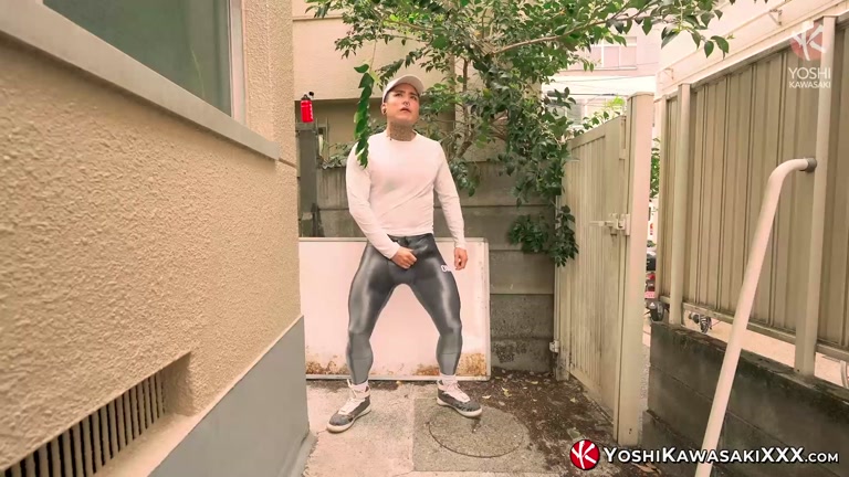 Japanese Stud Finds Secluded Spot in Alley to Jack off