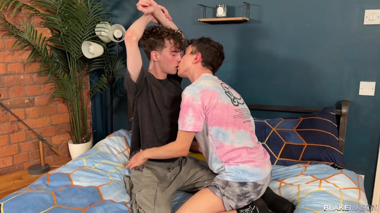 Hung Twinks Kiss While Striping for Raw Fucking Session